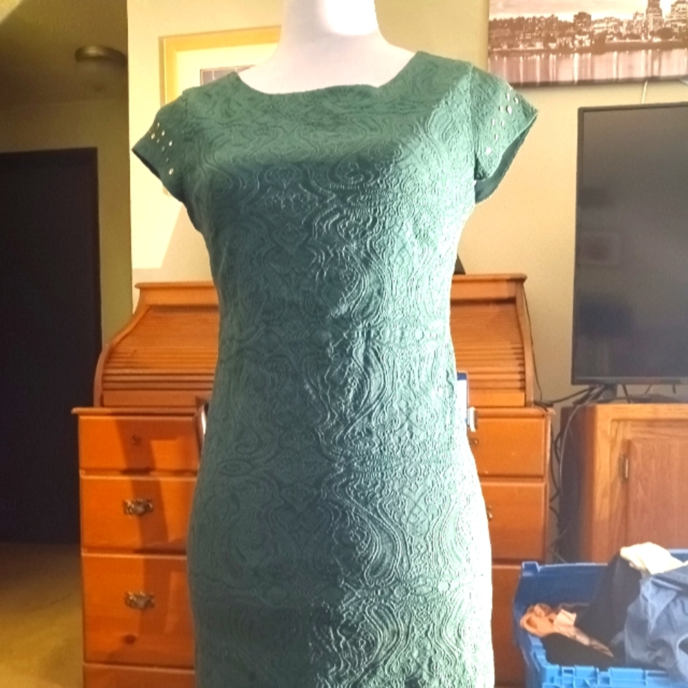 Dress, green , good condition and brand SheIn. Size Small